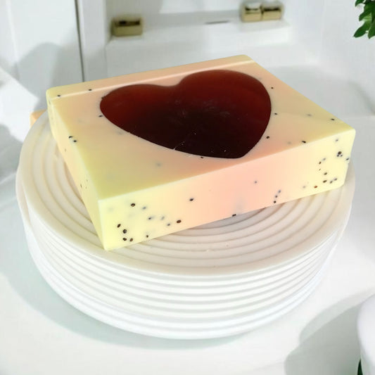 Goleo Nr. 726 – Handgemachte Seife „Erdbeeren und Mohn“