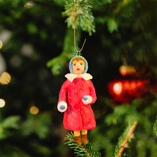 Weihnachtspuppe Mädchen im roten Mantel