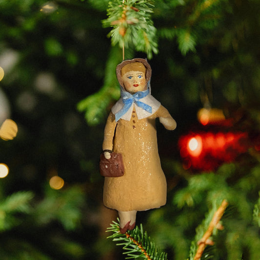 Weihnachtspuppe Frau im beigen Mantel