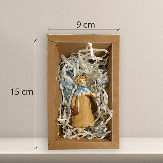 Weihnachtspuppe Frau im beigen Mantel