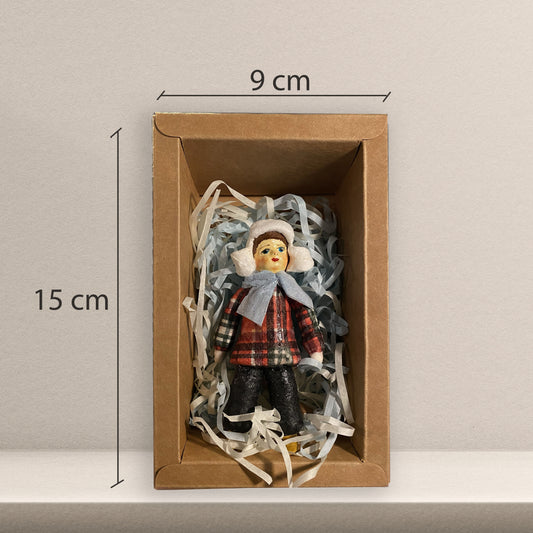 Weihnachtspuppe Junge in Winterkleidung