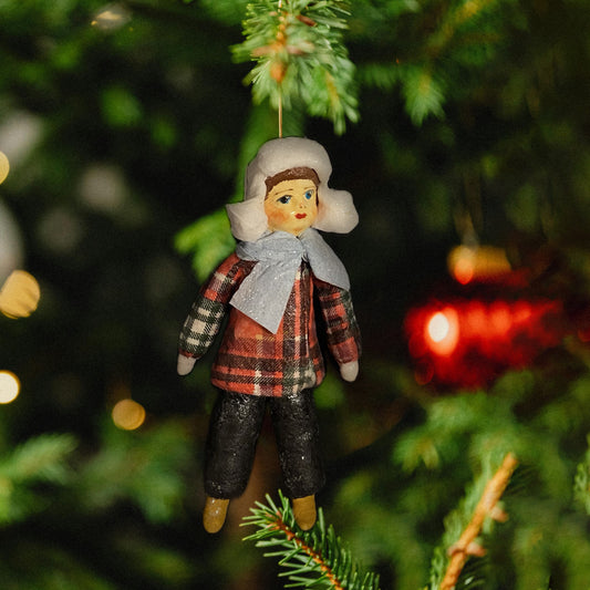 Weihnachtspuppe Junge in Winterkleidung