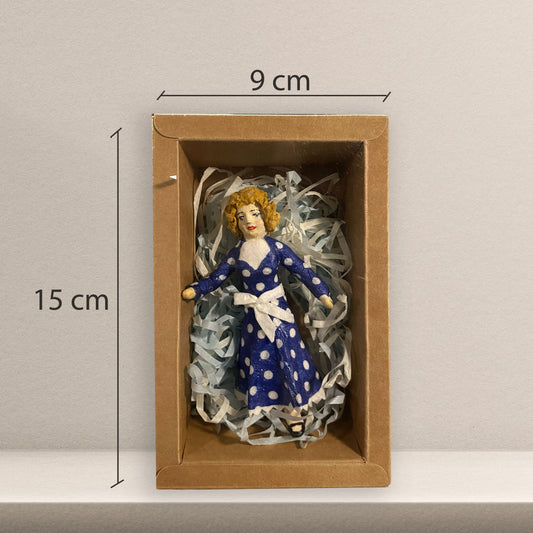 Weihnachtspuppe Frau im blau gepunkteten Kleid 1