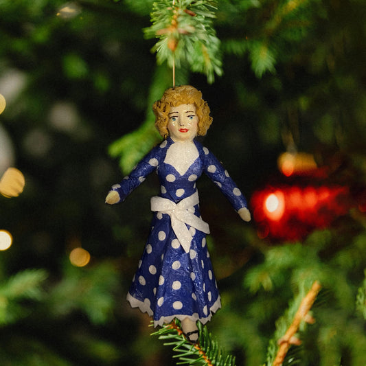 Weihnachtspuppe Frau im blau gepunkteten Kleid 1