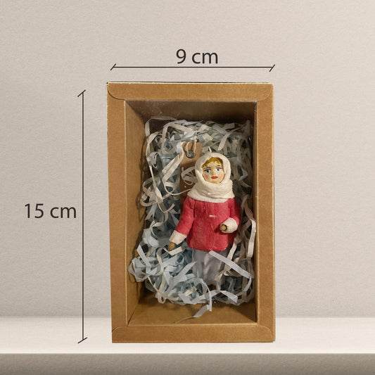 Weihnachtspuppe Mädchen im roten Mantel