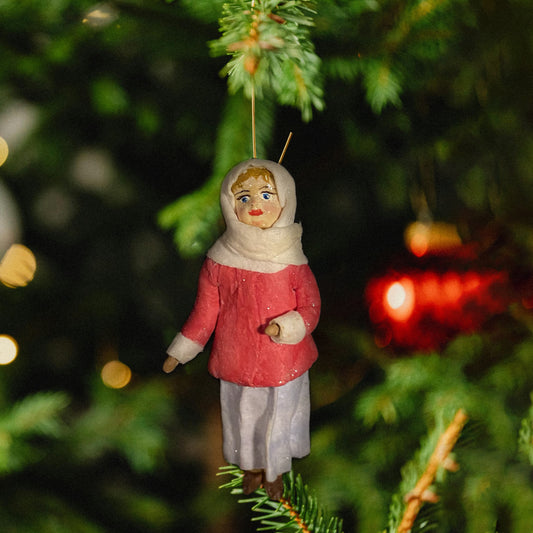 Weihnachtspuppe Mädchen im roten Mantel