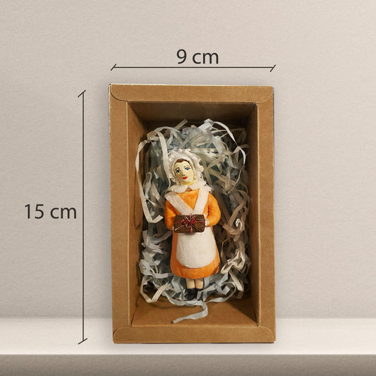 Weihnachtspuppe Frau mit Geschenk