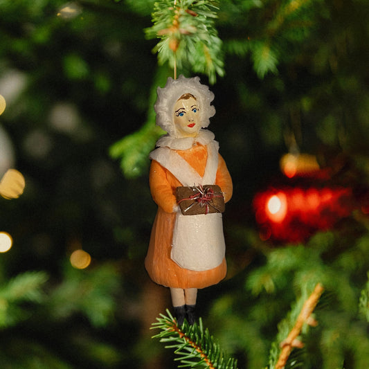 Weihnachtspuppe Frau mit Geschenk