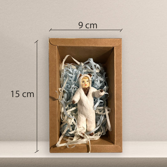 Weihnachtspuppe Junge im Bärenkostüm