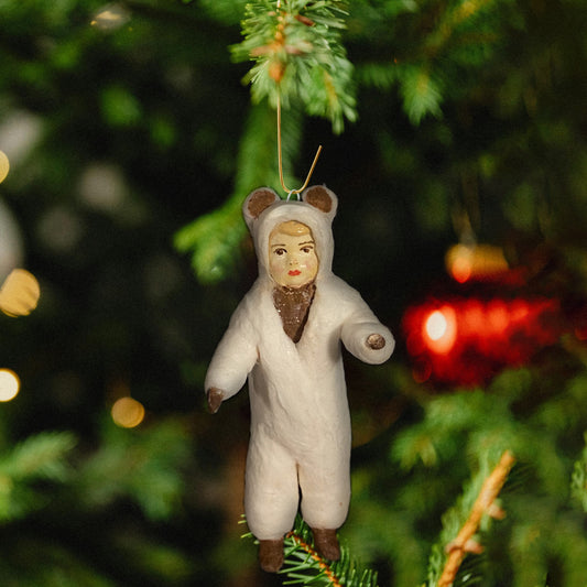 Weihnachtspuppe Junge im Bärenkostüm