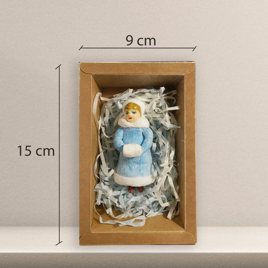 Weihnachtspuppe Frau in Winterkleidung