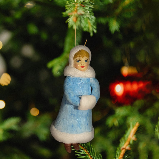 Weihnachtspuppe Frau in Winterkleidung