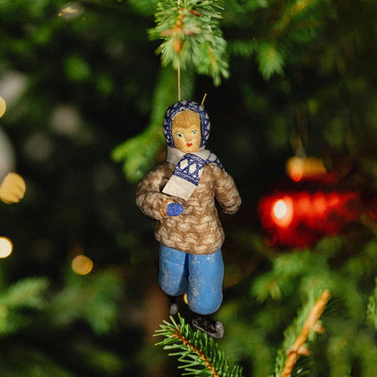 Weihnachtspuppe Junge auf Schlittschuhen