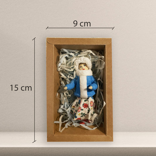 Weihnachtspuppe Frau im Winterkleid