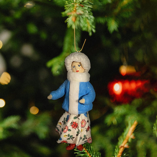 Weihnachtspuppe Frau im Winterkleid