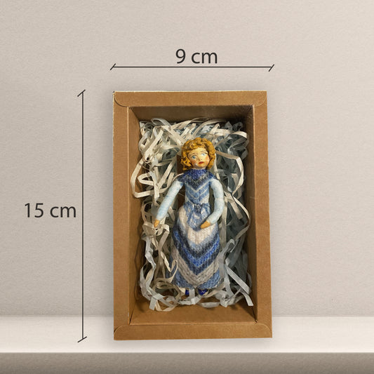 Weihnachtspuppe Frau im gestreiften Kleid