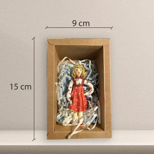 Weihnachtspuppe Frau mit rot punktierter Schürze