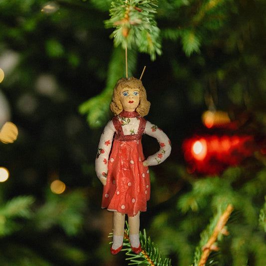 Weihnachtspuppe Frau mit rot punktierter Schürze