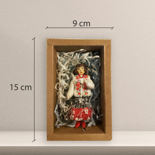 Weihnachtspuppe Frau in traditionellem Kleid