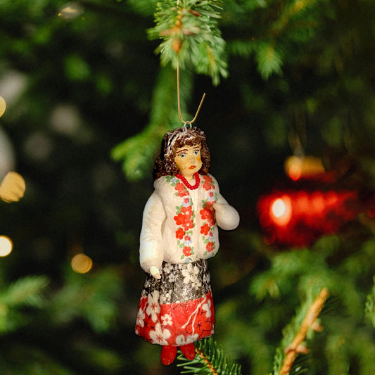 Weihnachtspuppe Frau in traditionellem Kleid