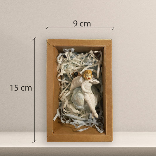 Weihnachtspuppe Engel auf der Kugel