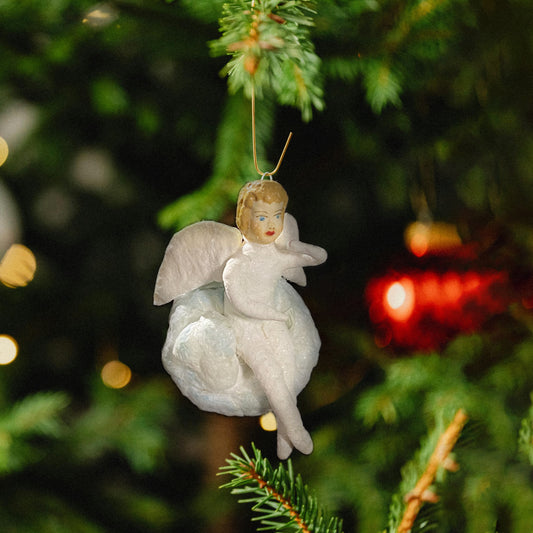 Weihnachtspuppe Engel auf der Kugel