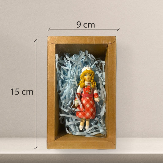 Weihnachtspuppe Mädchen in karierter Schürze