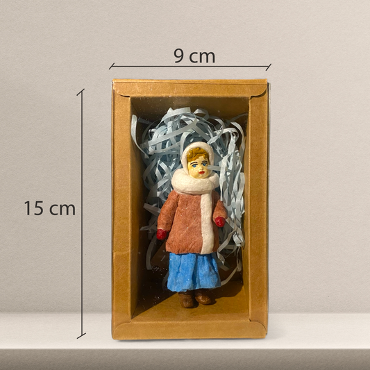 Weihnachtspuppe Junge in Winterkleidung