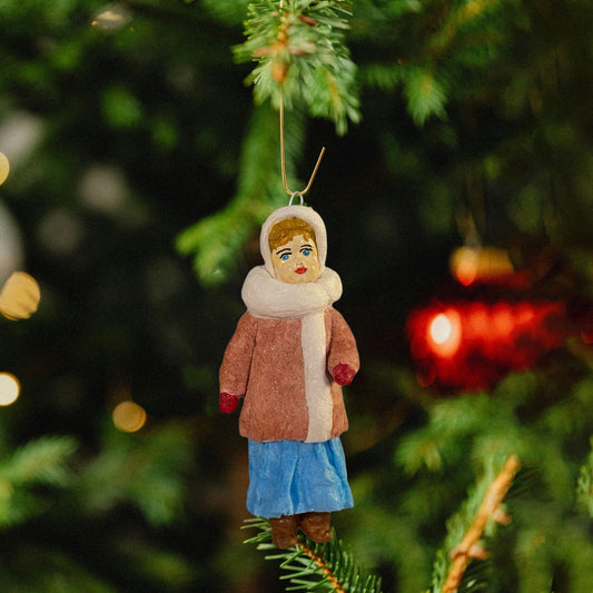 Weihnachtspuppe Junge in Winterkleidung