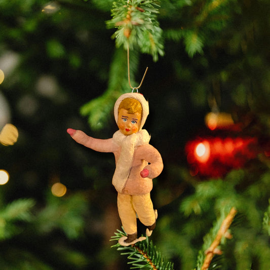 Weihnachtspuppe Mädchen auf Schlittschuhen