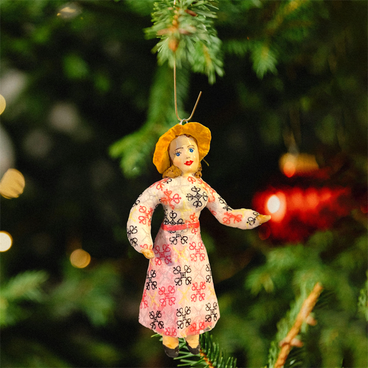 Weihnachtspuppe Frau im gemusterten Kleid