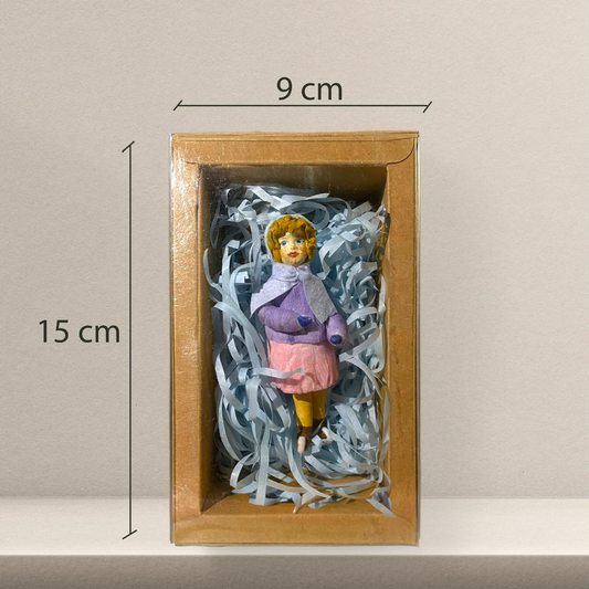 Weihnachtspuppe Frau auf Schlitschuhen