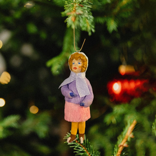 Weihnachtspuppe Frau auf Schlitschuhen