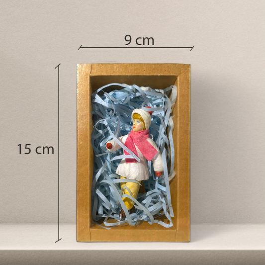 Weihnachtspuppe Madchen auf Schlittschuhen mit einem rosa Schal