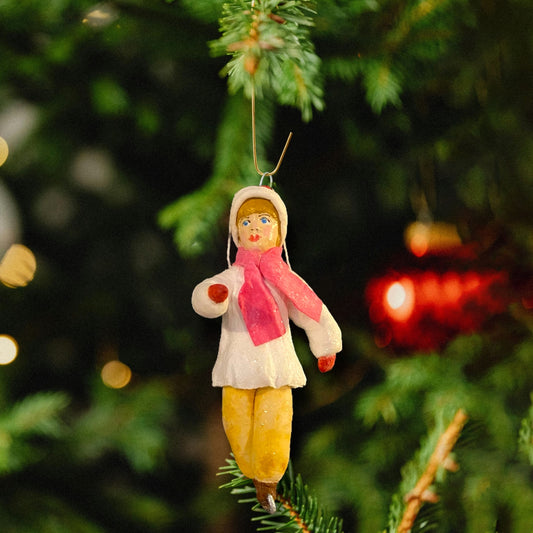 Weihnachtspuppe Madchen auf Schlittschuhen mit einem rosa Schal