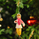 Weihnachtspuppe Madchen auf Schlittschuhen mit einem rosa Schal