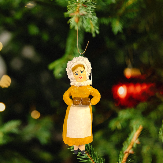 Weihnachtspuppe Frau mit Geschenk