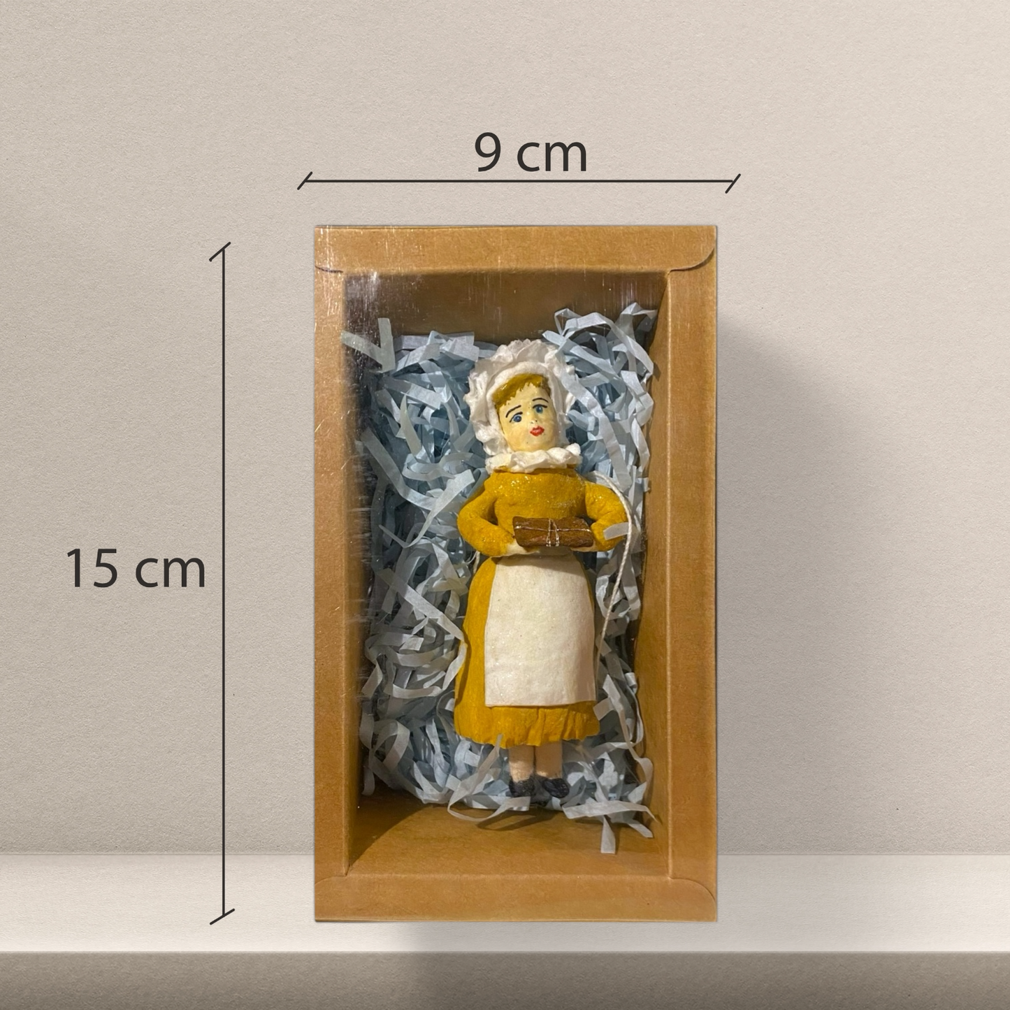 Weihnachtspuppe Frau mit Geschenk