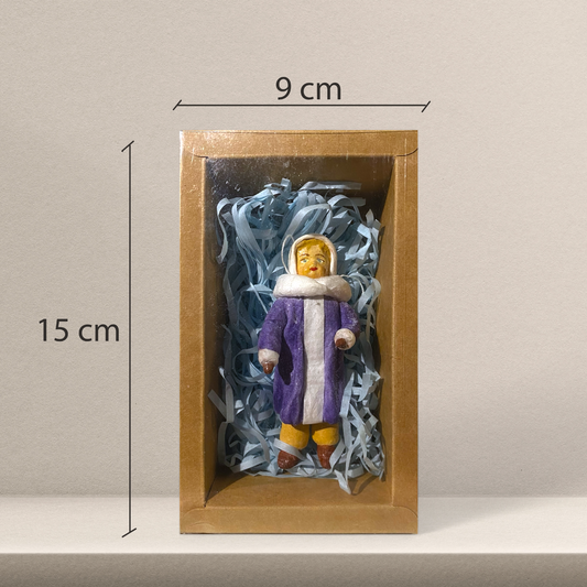 Weihnachtspuppe Junge im lila Mantel