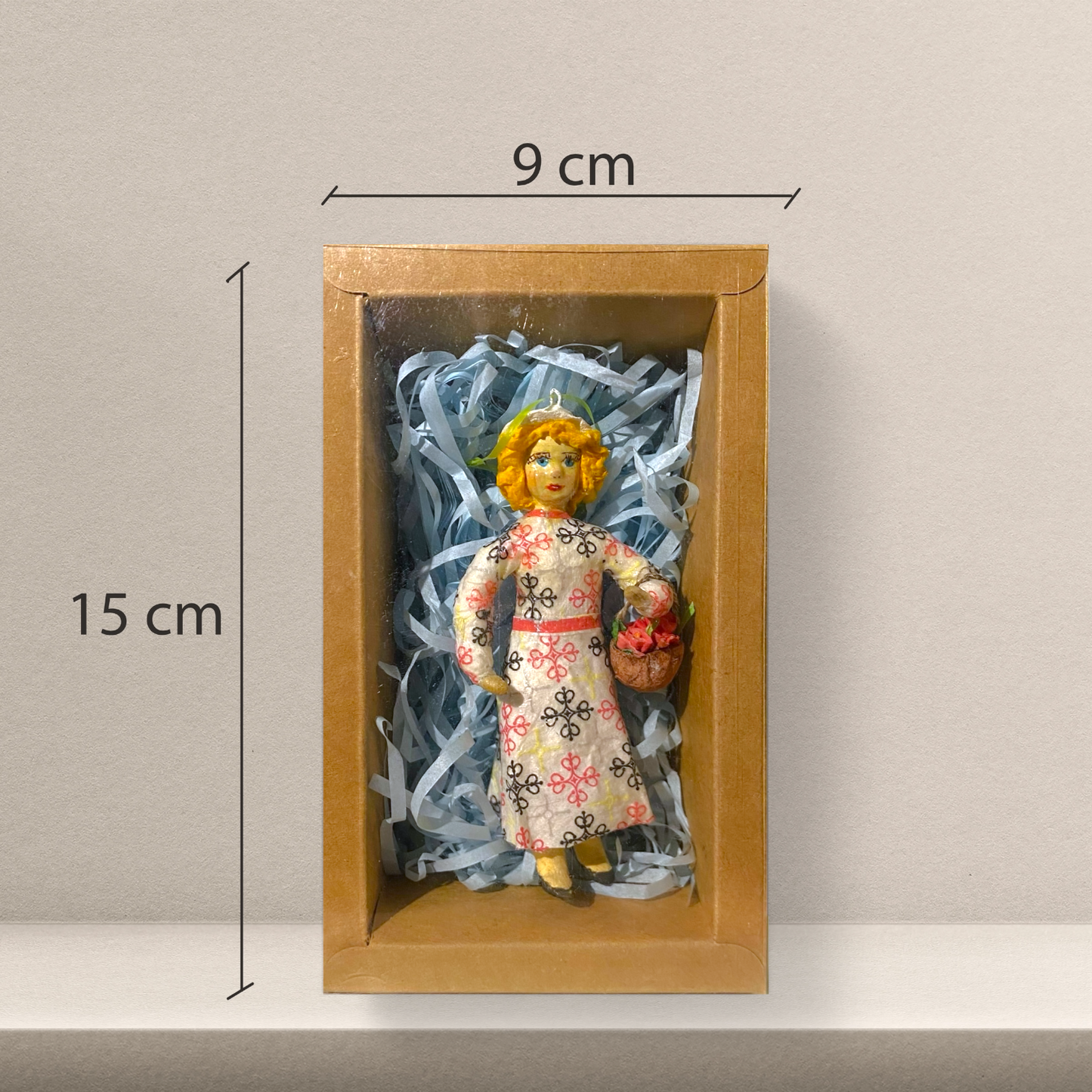 Weihnachtspuppe Frau im gemusterten Kleid