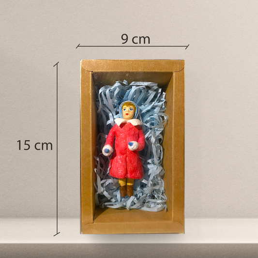 Weihnachtspuppe Mädchen im roten Mantel