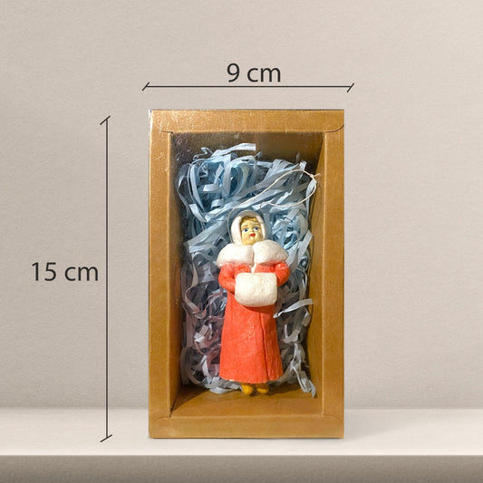 Weihnachtspuppe Frau im roten Pelzmantel