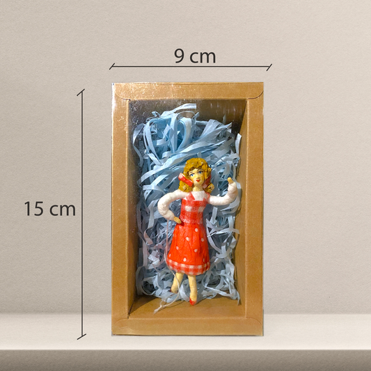 Weihnachtspuppe Frau mit rot gepunkteter Schürze