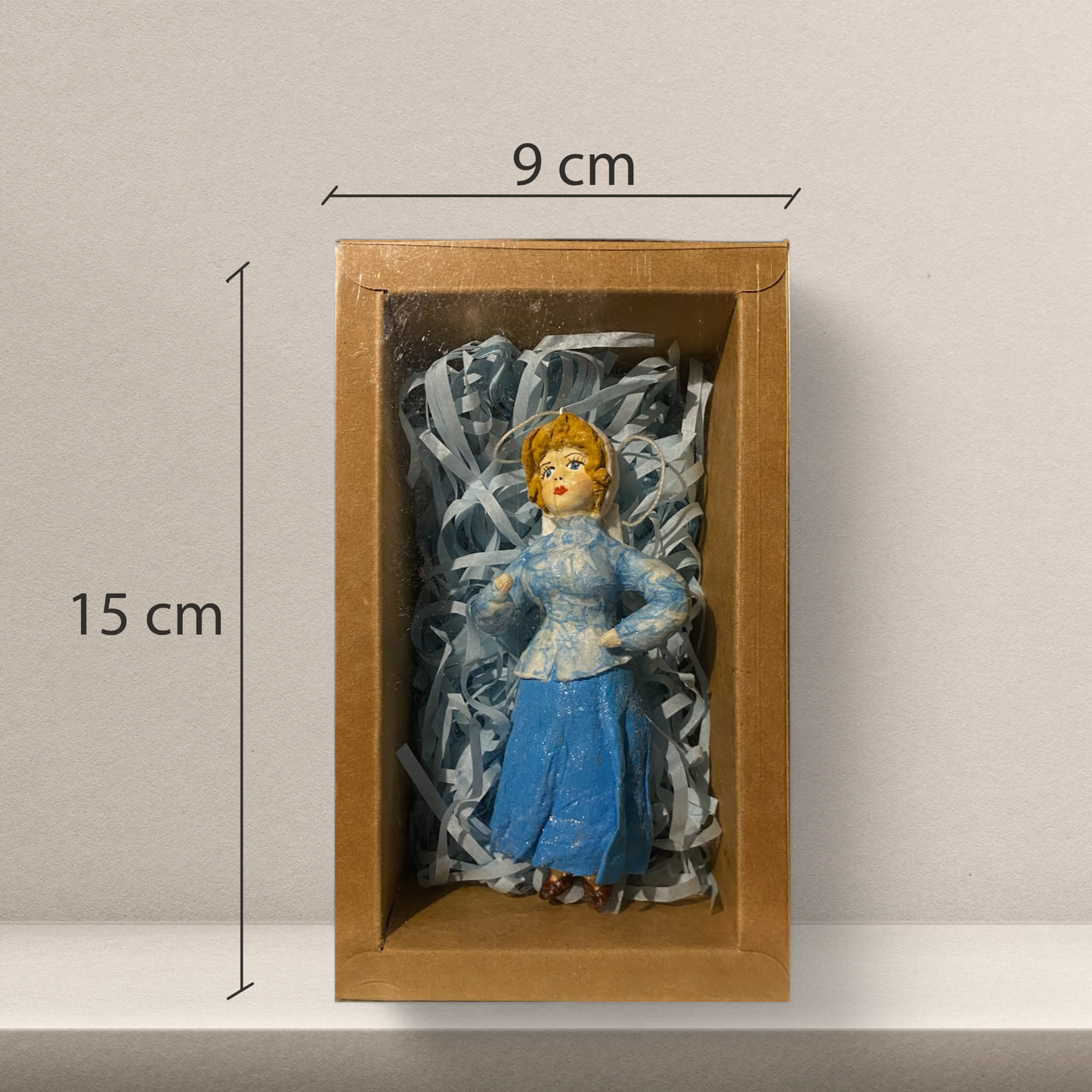 Weihnachtspuppe Frau in blau gemusterter Bluse