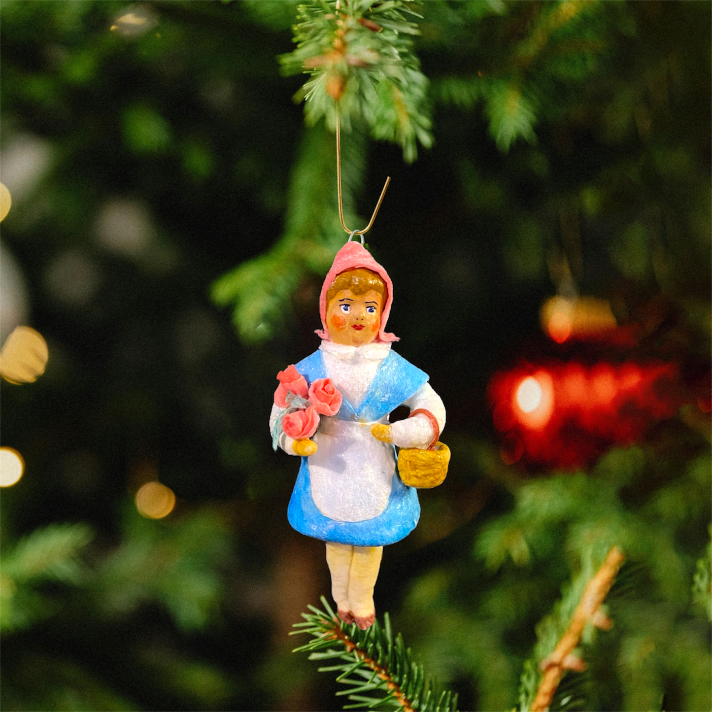 Weihnachtspuppe Mädchen mit Blumen