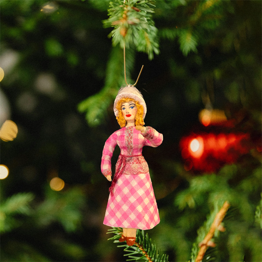 Weihnachtspuppe Frau im rosa karierten Kleid