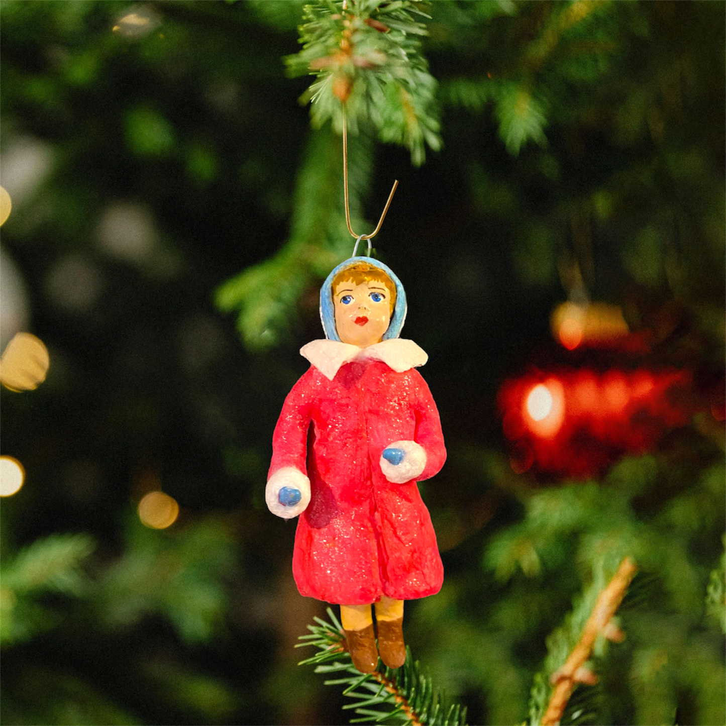 Weihnachtspuppe Mädchen im roten Mantel