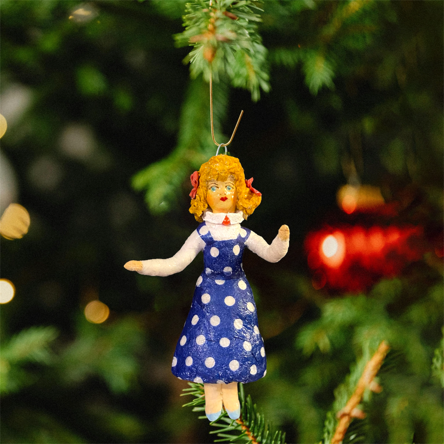 Weihnachtspuppe Frau im blauen punktierten Kleid