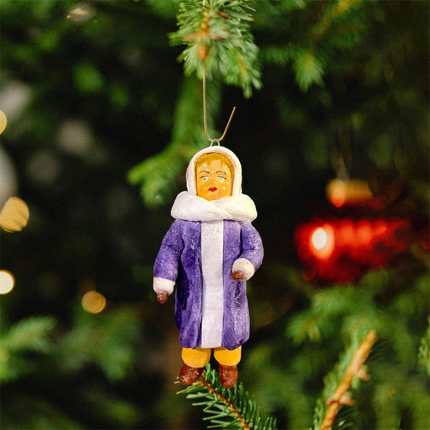 Weihnachtspuppe Junge im lila Mantel