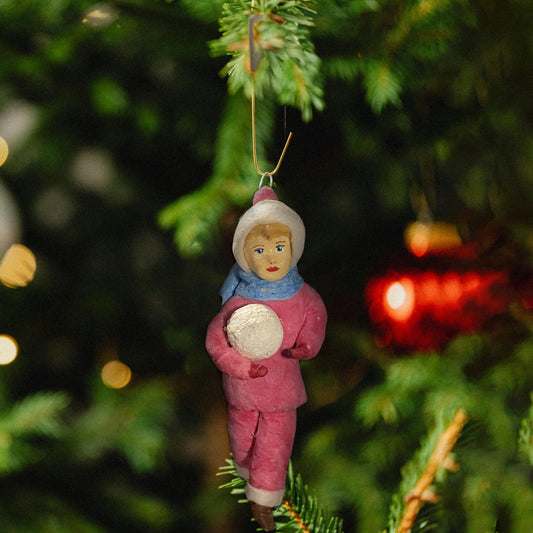Weihnachtspuppe Mädchen mit Schneeball